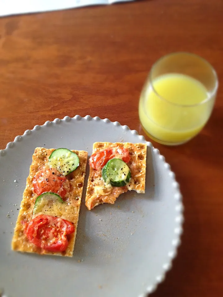 Cracker with cucumber, tomato and cheese!|Evaさん