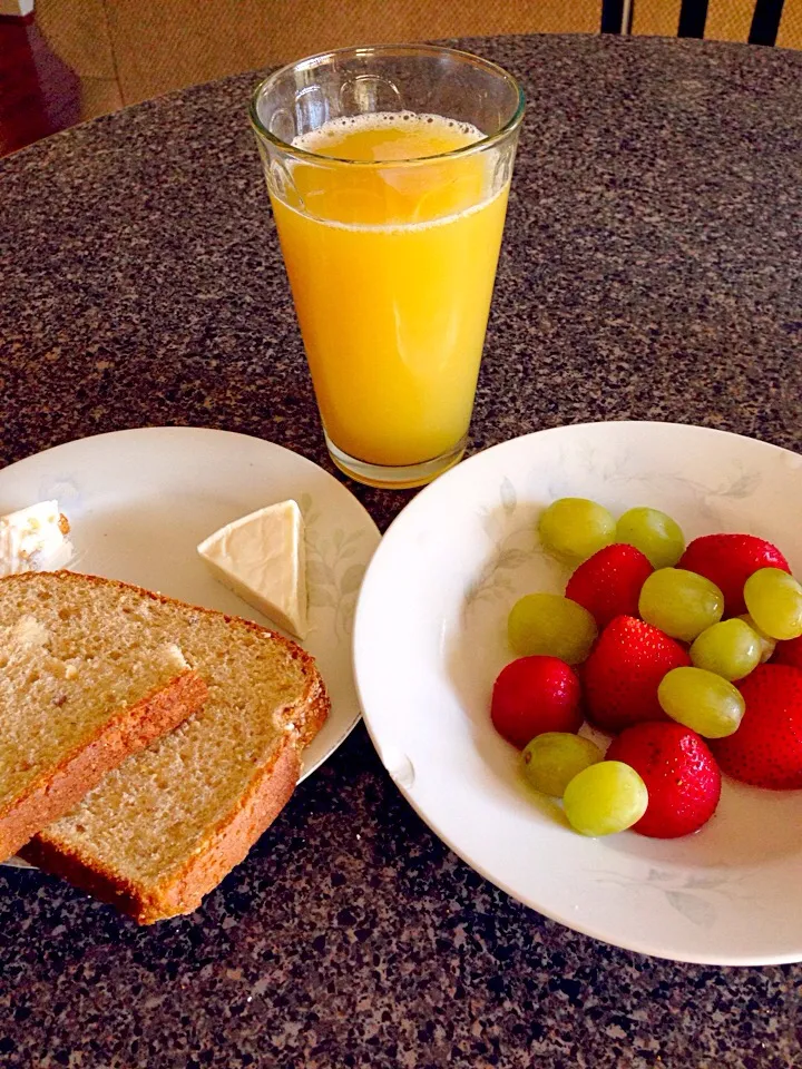 Snapdishの料理写真:Cheese and while wheat bread, grapes and strawberries, and pineapple juice for breakfest!|nadia issaさん