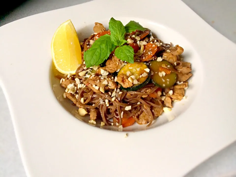 Lemon beef with soba noodles and vegatables in teriyaki sauce|Isabela Macさん