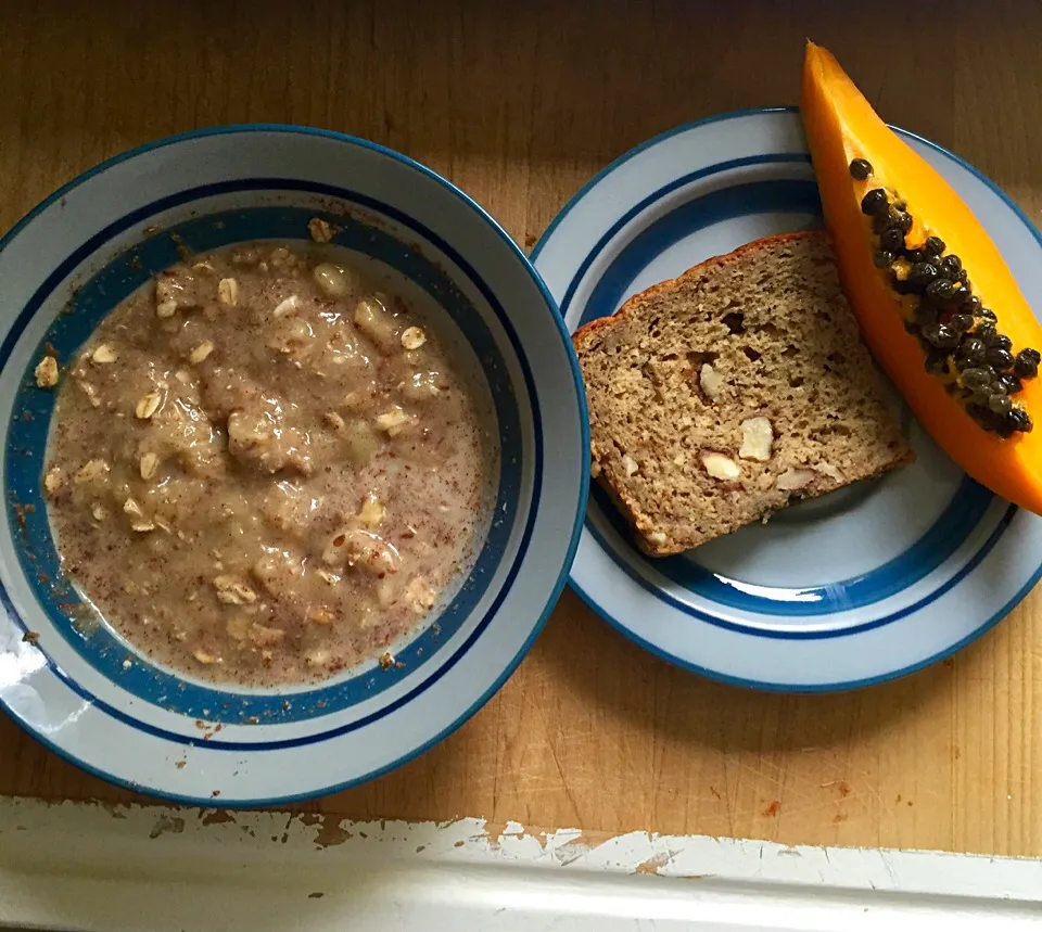 Banana Masada with homemade whole grain banana bread and papaya|victoria valerioさん