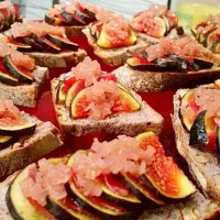 Snapdishの料理写真:Crostini with duck and figs|SugarLiningsさん