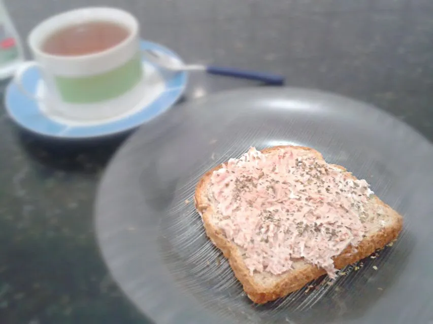 18/09/2014 - lanche da tarde

pão integral + creme de ricota light + atum + salsinha e orégano + chá branco com limão e hortelã|Gabriela Baptistaさん