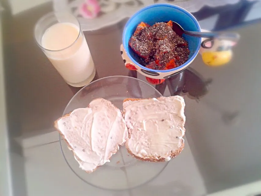 Snapdishの料理写真:13/10/2014 - desjejum

pão integral + requeijão light + bebida à base de soja light sabor maçã + mamão + chia|Gabriela Baptistaさん