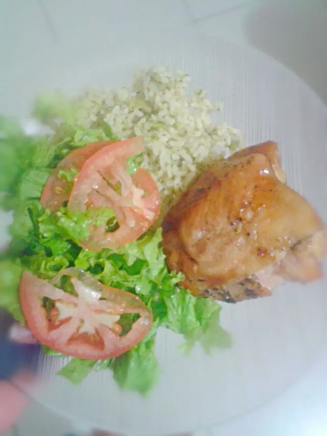 16/10/2014 - jantar

sobrecoxa de frango sem pele assada com ervas + arroz branco com brócolis + alface + tomate|Gabriela Baptistaさん