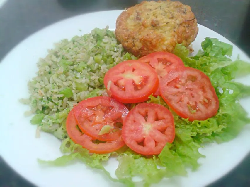 Snapdishの料理写真:17/10/2014 - almoço

suflê de frango com queijo cremoso light + arroz integral com brócolis + requeijão light + alface + tomate|Gabriela Baptistaさん