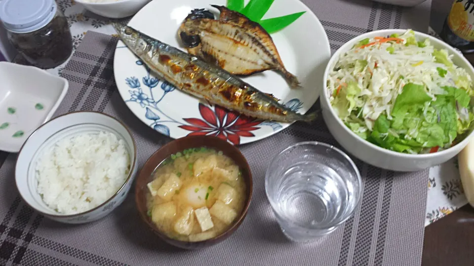 秋刀魚の塩焼き、鯵の干物、温泉卵と油揚げのお味噌汁～♪&サラダ|三宅章人  Akihito Miyakeさん