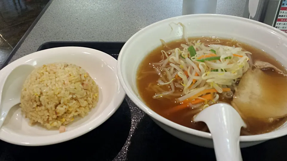 Snapdishの料理写真:羽田空港にて。羽田ラーメン🍜のもやし醤油ラーメン～♪|三宅章人  Akihito Miyakeさん