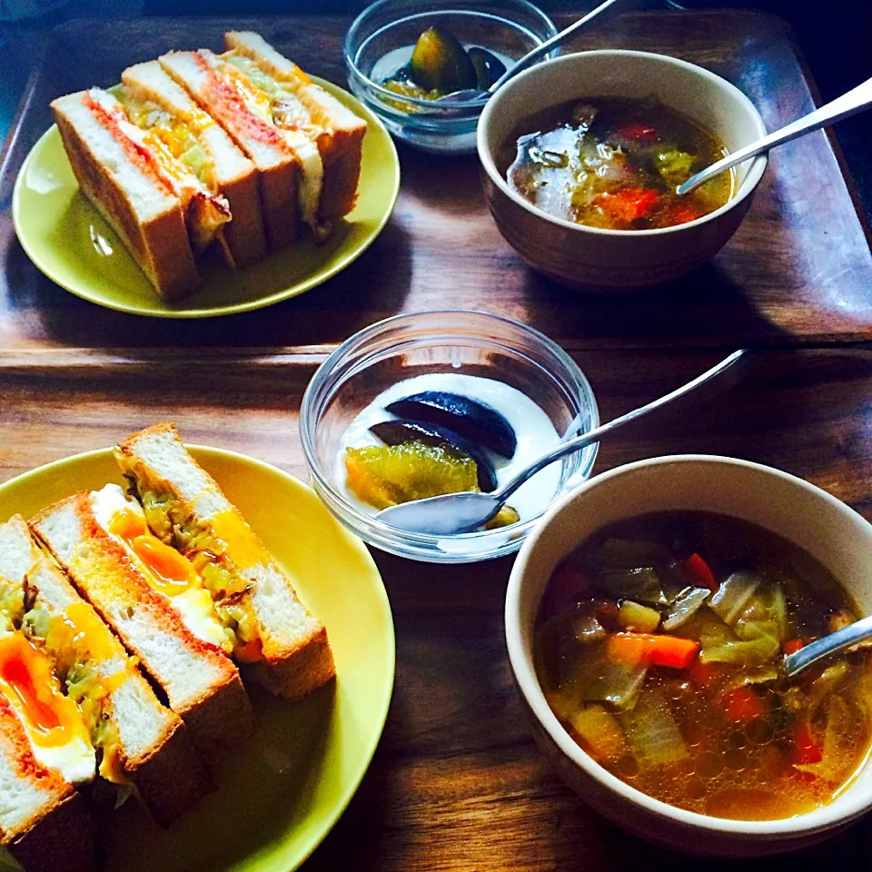 チーズ・キャベツ・目玉焼きサンド、ミネストローネ、プルーン＆ヨーグルト|charさん