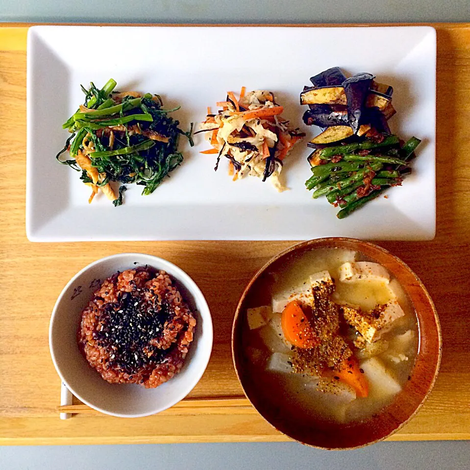 お昼ごはん。さんまの灰干しと春菊の炒め物。切り干し大根ひじきにんじんの青じそドレッシング和え。なすといんげんの生姜焼き。雑穀米とけんちん汁。|yukko7740さん