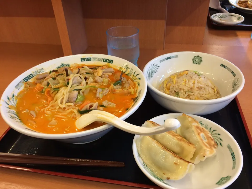 Snapdishの料理写真:モツ野菜ラーメン 半チャーハン 半餃子|Hajime Sakaiさん