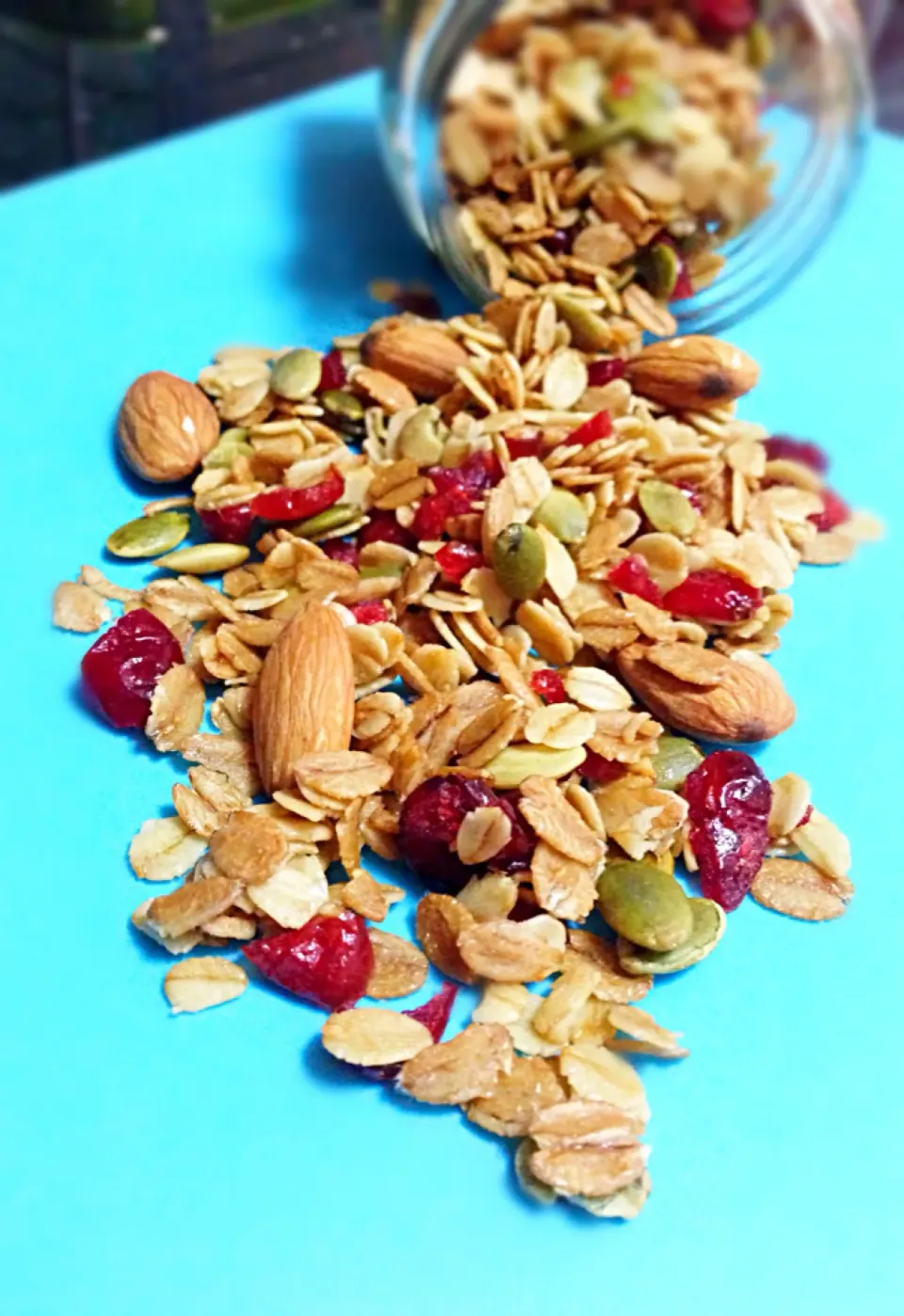 Granola consisting of rolled oats, spelt flakes, sunflower seeds, cranberries and almonds|coxiella24さん