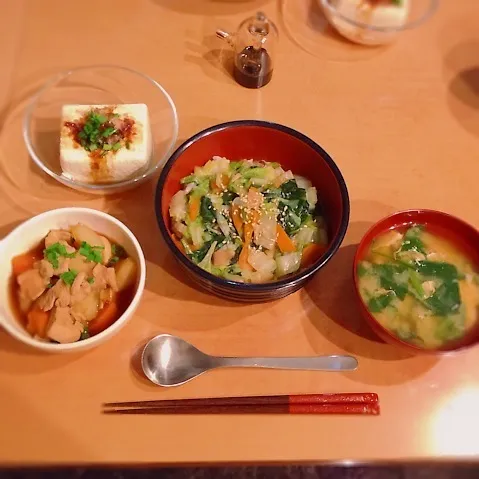 中華丼、鶏肉とジャガイモの煮物、冷奴、ほうれん草と卵の味噌汁|はるさん