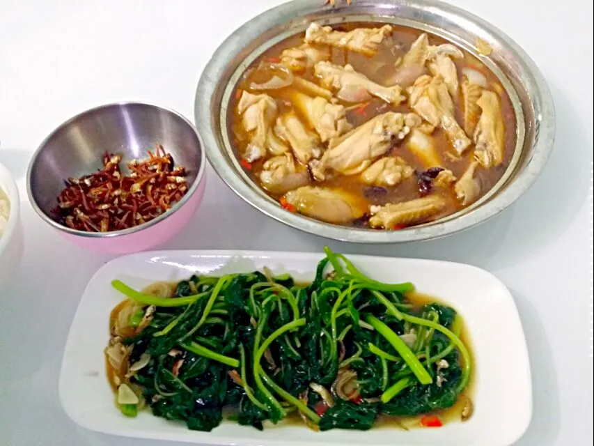 Snapdishの料理写真:Steamed Herbal Chicken & Ikan bilis Spinach 😀😃😉😋|🌷lynnlicious🌷さん