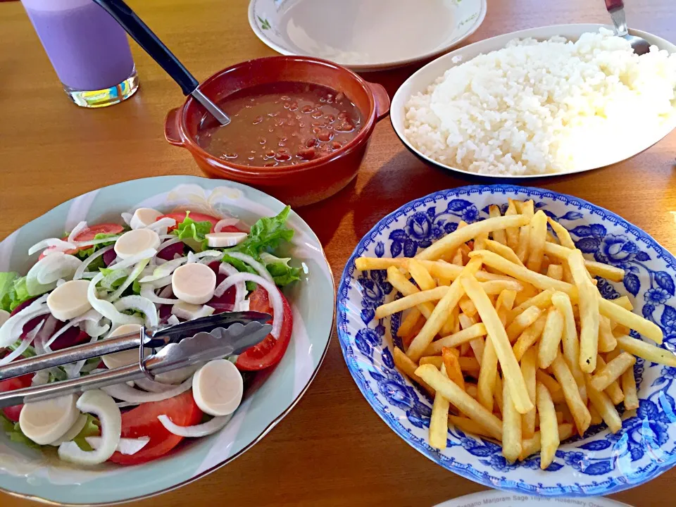 Snapdishの料理写真:サラダ  ポテト まめ  ご飯 「ブラジル 料理」|るみおんさん