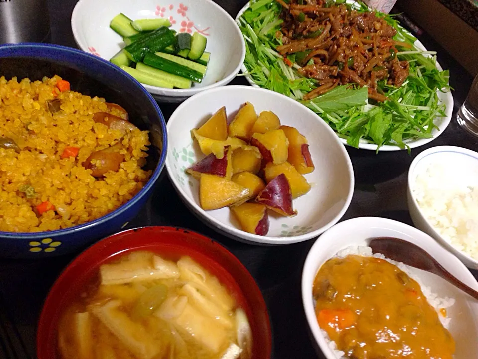 今日の晩ご飯は、牛肉とごぼうのきんぴら炒め、さつまいもの甘煮、きゅうりの即席漬け、おあげさんと長ネギの味噌汁。|ゆえさん