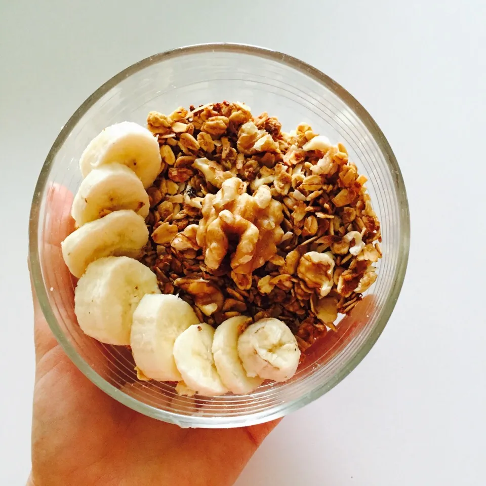 Homemade granola with banana and almond.|victoria valerioさん