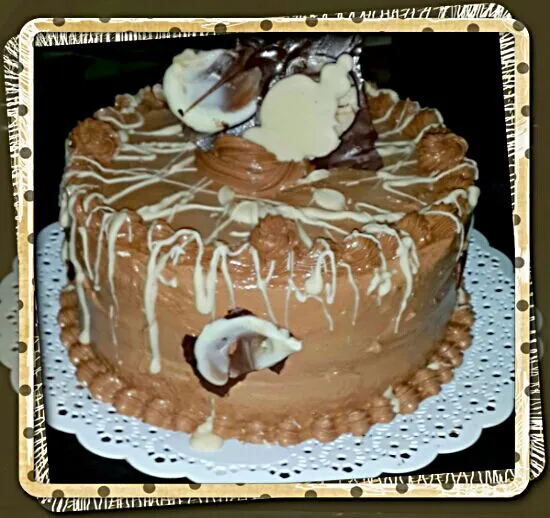 Torta de biscochuelo con mouse de dulce de leche y chocolate.|MARCELO GALEANOさん