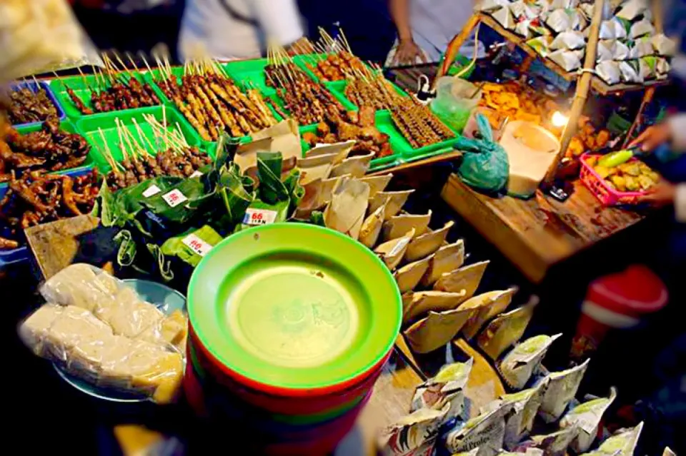 Some kind what you can found in indonesia specialy in java(yogyakarta) it was traditional food,enjoy your time in the night and will be some singger that you ca|alif sophiyanさん