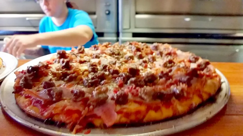 meatlover's pizza at Shakespeare's pizza in Columbia, MO, USA|Jihollandさん