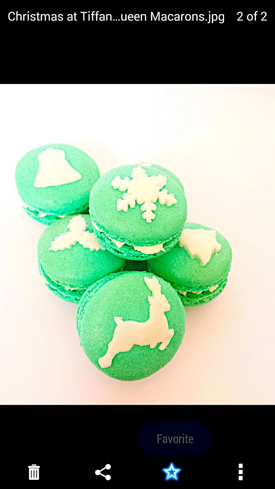 Christmas Peppermint Macarons with white chocolate ganache #christmas #peppermint #macarons #white #green #chocolate #ganache|Biscuite Queenさん