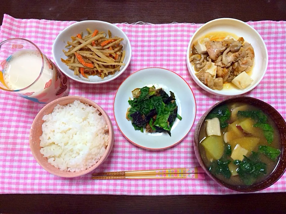 【学童期の献立】白ご飯、鶏と豆腐あんかけ、さつまいも味噌汁、きんぴらごぼう、ほうれん草の磯香和え、牛乳|さやかさん