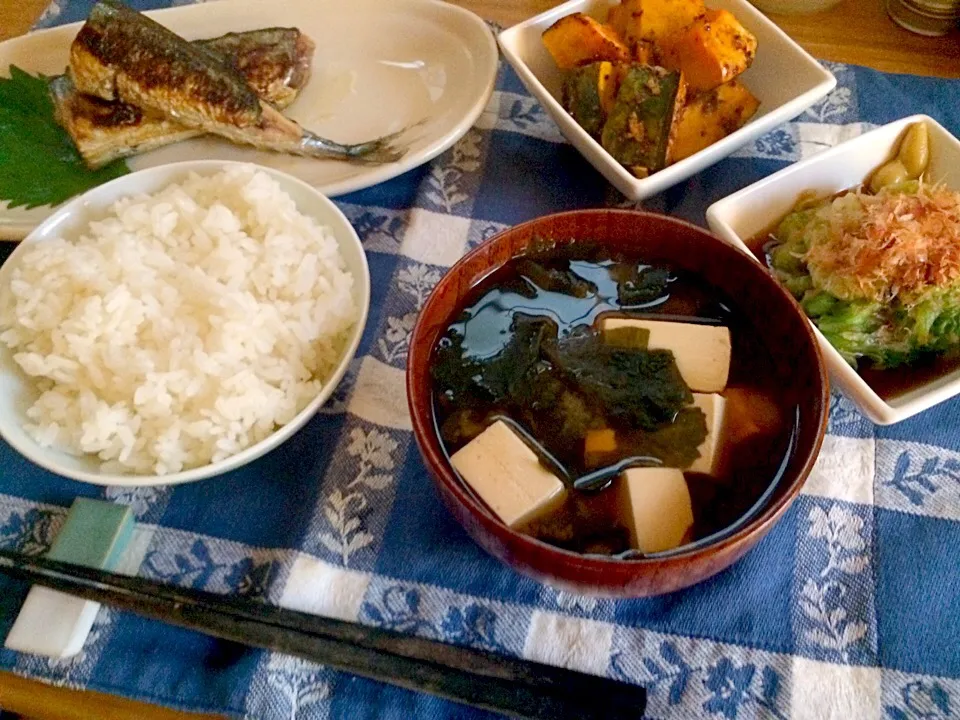 Snapdishの料理写真:朝ごはん★秋刀魚の塩焼き、ハニーマスタードかぼちゃ、レタスのおひたし、みそ汁、ごはん|ハルさん