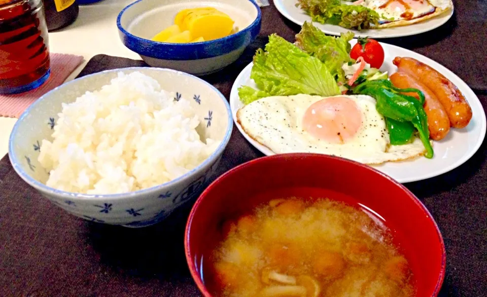 Snapdishの料理写真:朝ご飯＊目玉焼きとウインナー、ピーマン、レタス、トマト、なめこと豆腐の味噌汁、漬物|ひかるんさん