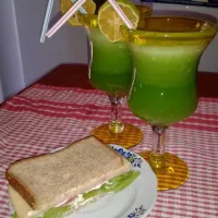 Snapdishの料理写真:Jugo de peregil, acelga, limón y jengibre. Sándwich de miga integral.|MARCELO GALEANOさん