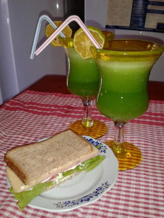 Snapdishの料理写真:Jugo de peregil, acelga, limón y jengibre. Sándwich de miga integral.|MARCELO GALEANOさん