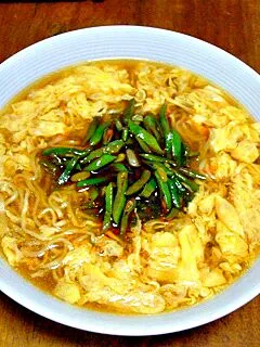 モロッコいんげんのラー油炒めのせ酸辣湯麺|すーさん