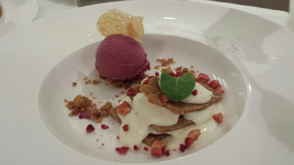 Raspberry Icecream with cream and biscuit ~ Italy, Rome #travelling #food #icecream #musttry|Jill Nyomanさん