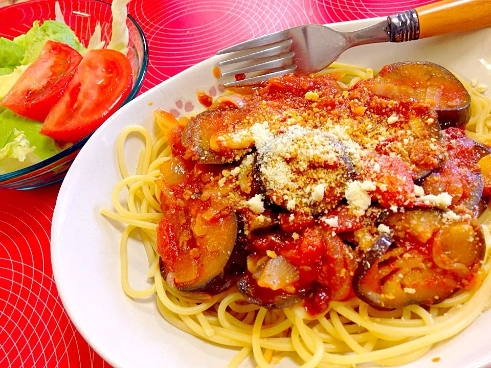 Snapdishの料理写真:20141019 今日の昼ごはん 門外不出トマトパスタ＆アボカドサラダ|ponnaoさん