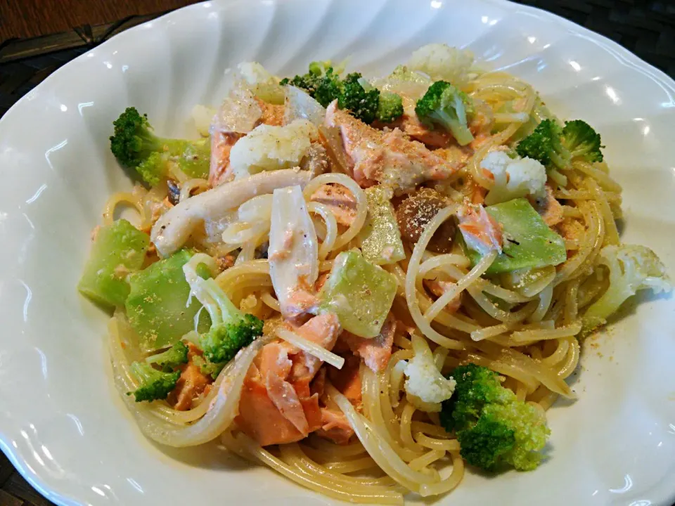 Spaghetti al salmone e crema per mi pranzo di oggi!
スパゲッティ アル サルモーネ エ クレマ ペル ミ プランツォ ディ オッジ～(^ー^)
クリームとサーモンのスパゲッティ、今日のオレのランチ(^^)|quitaさん