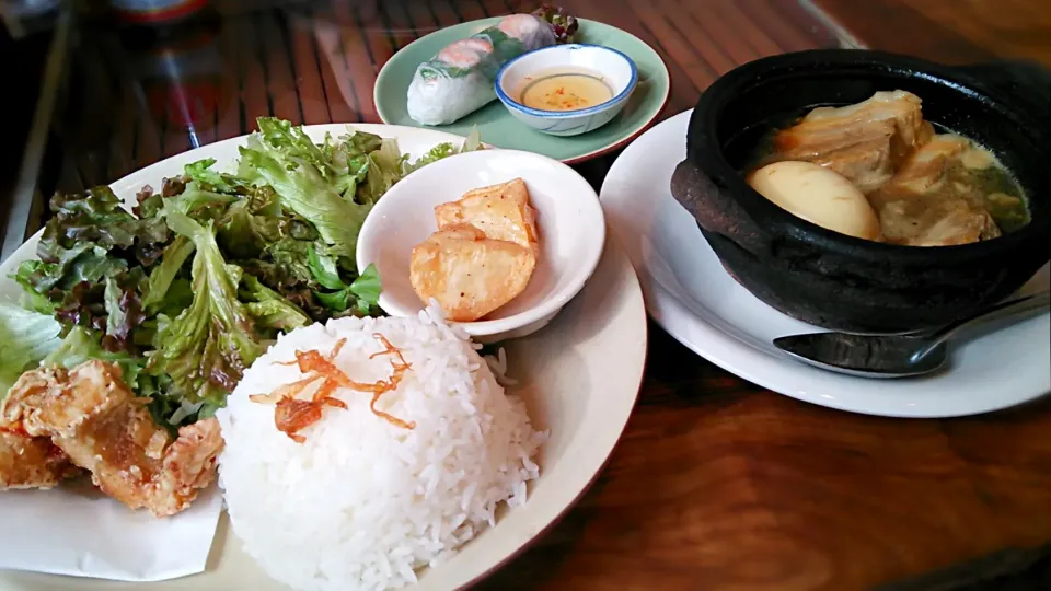 朝昼兼用ごはんはベトナム風豚角煮ごはん🐷。昨夜から仕込み中の夜の栗ご飯に備えますわ🌰|にゃあ（芸名）さん