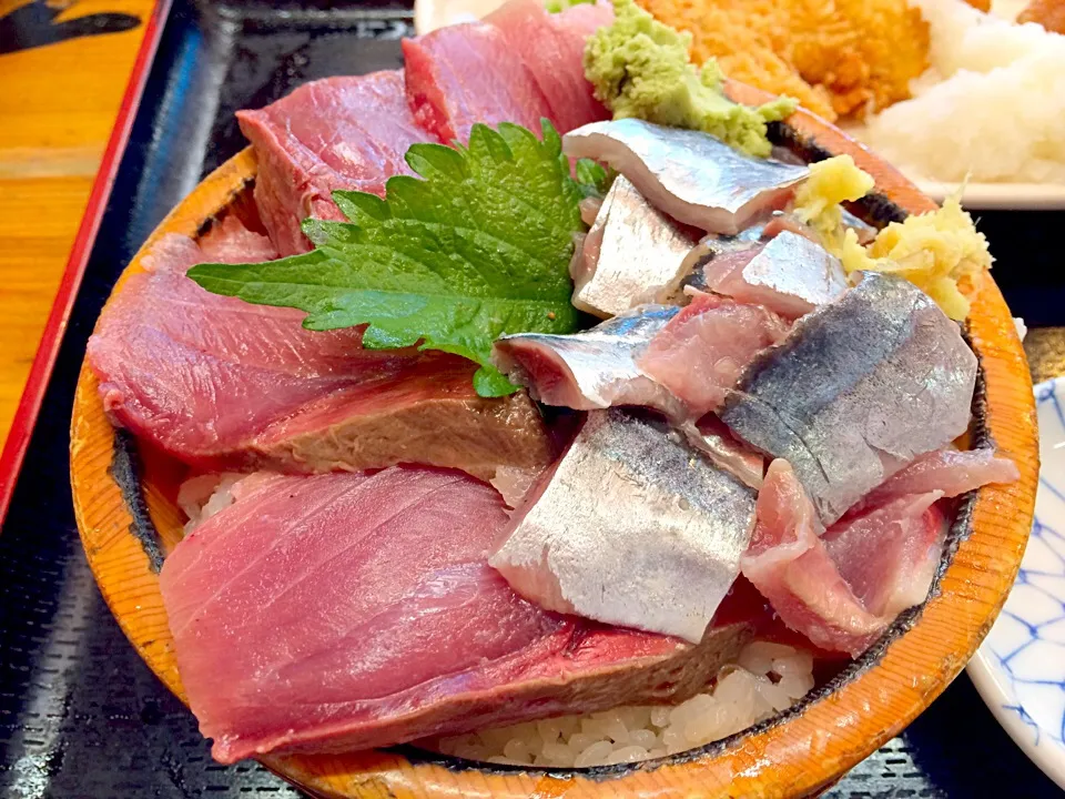 新宿の鷹丸鮮魚店 ブリとサンマの北海丼|もうちゃんさん