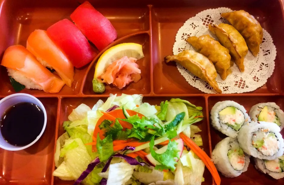 Sushi and Gyoza Bento|sooprcoolchicaさん