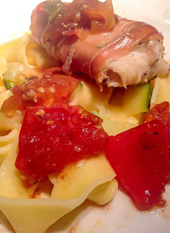 Troutfilets wrapped in courgette  and strips of Parmaham baked in oven with tomatoes, garlic and balsamico. Served on pappardelle with 1 minute boiled strings o|Johan van de Beekさん