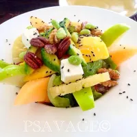 Snapdishの料理写真:Fresh Fruits & Nuts with Feta cheese Salad #SundayLunch #Family|PSAVAGEさん