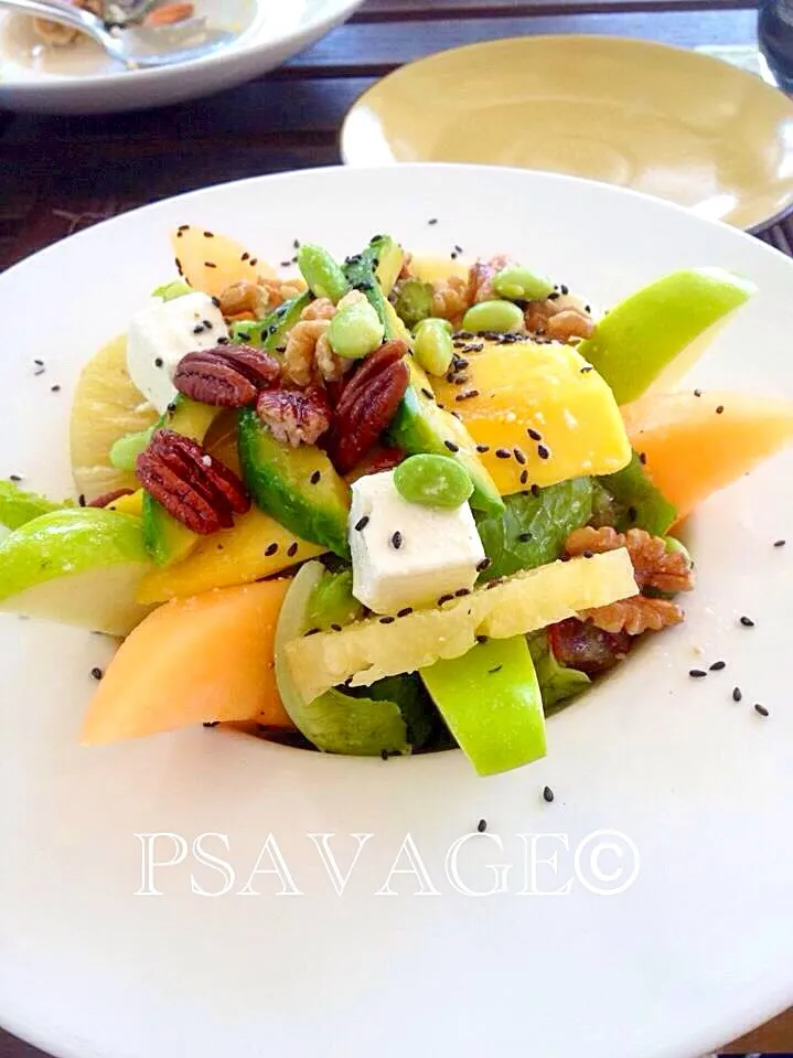 Snapdishの料理写真:Fresh Fruits & Nuts with Feta cheese Salad #SundayLunch #Family|PSAVAGEさん