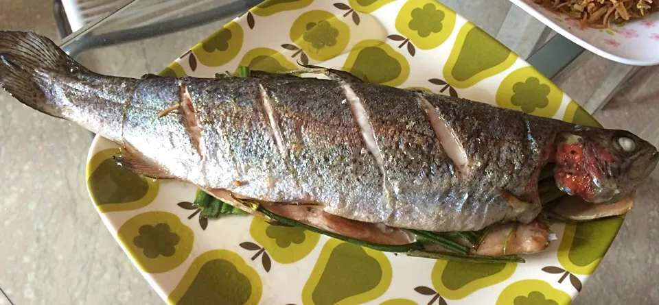 Grilled rainbow trout stuffed with spring onions, ginger and chilli padi|Ong Sor Fernさん