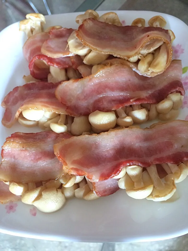 Snapdishの料理写真:Shimeji wrapped in bacon|Ong Sor Fernさん