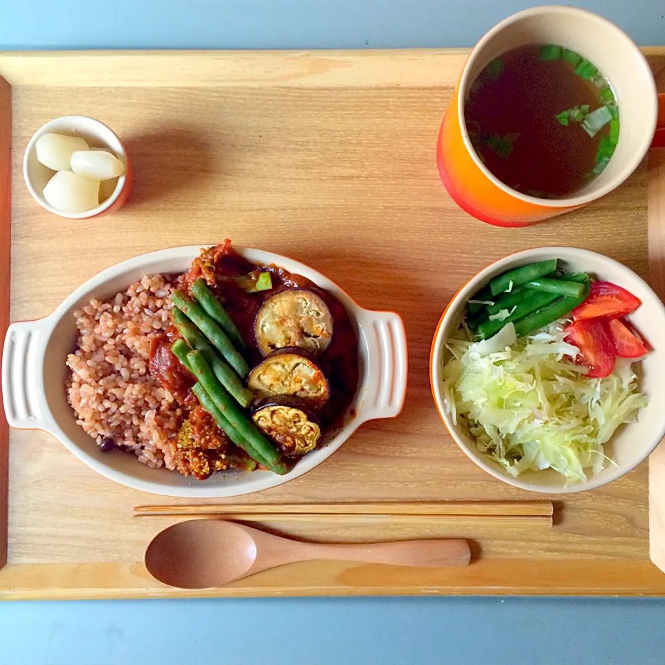 Snapdishの料理写真:お昼ごはん。トマトピューレにカレー粉入れてなす、ブロッコリー、いんげんの適当カレー。サラダ。粉末オニオンスープ。らっきょう。|yukko7740さん