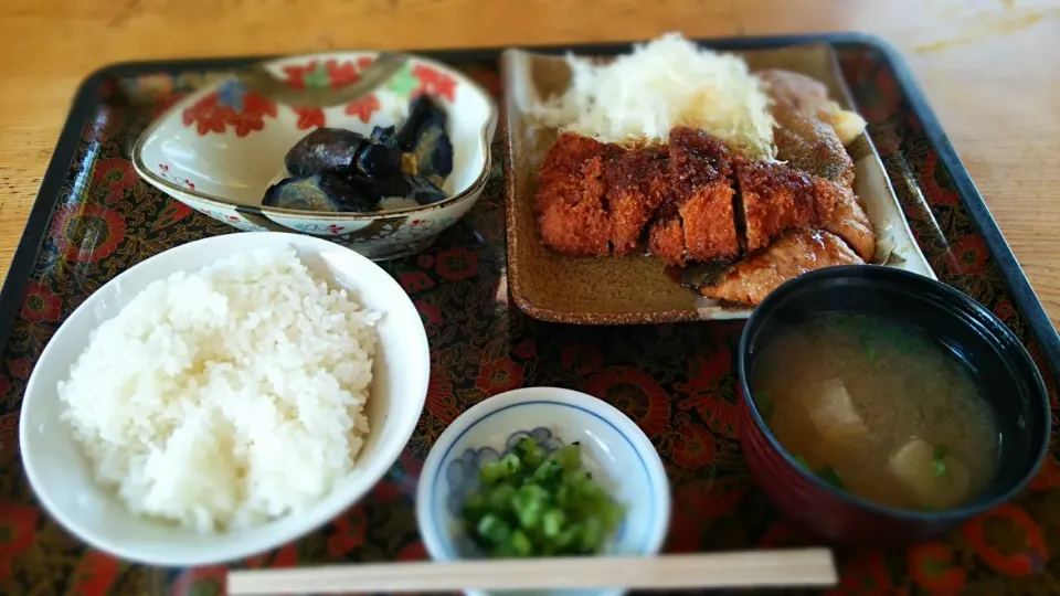 Snapdishの料理写真:とんかつ&サーモンステーキ定食♥♥|Chieさん