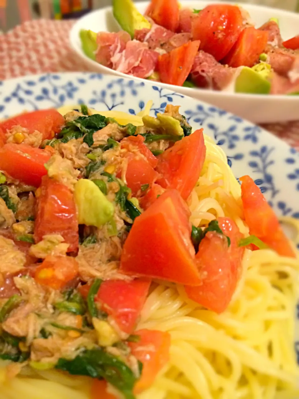 ほうれん草とトマトとツナのスパゲティ、生ハムアボカドサラダ付き|tsunaxtsunaさん