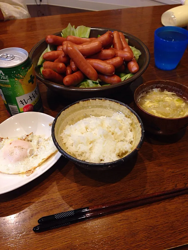 シャウエッセン祭りと目玉焼きと大根の味噌汁|りょうさくさん