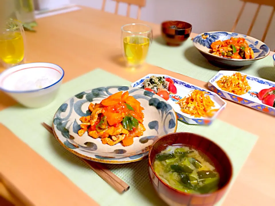 豚肉と野菜のトマトソース煮、ニンジンしりしり、玉ねぎサラダ、ワカメの味噌汁|ひろみさん