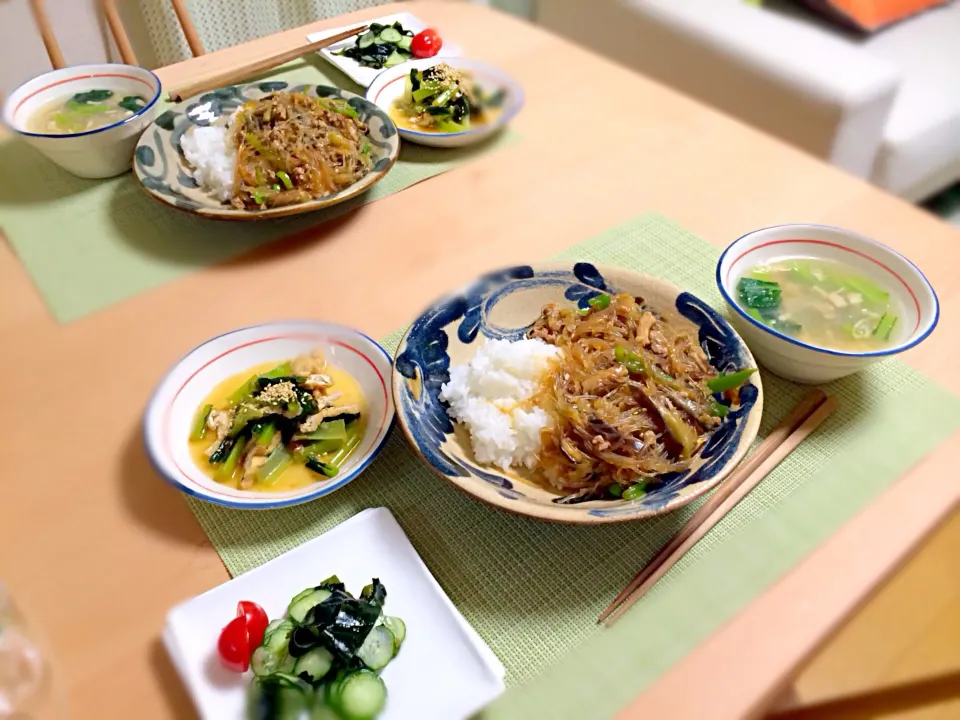 ナスの麻婆春雨丼、きゅうりとわかめの酢の物、小松菜とあぶらあげの煮物、小松菜の帆立缶のスープ|ひろみさん