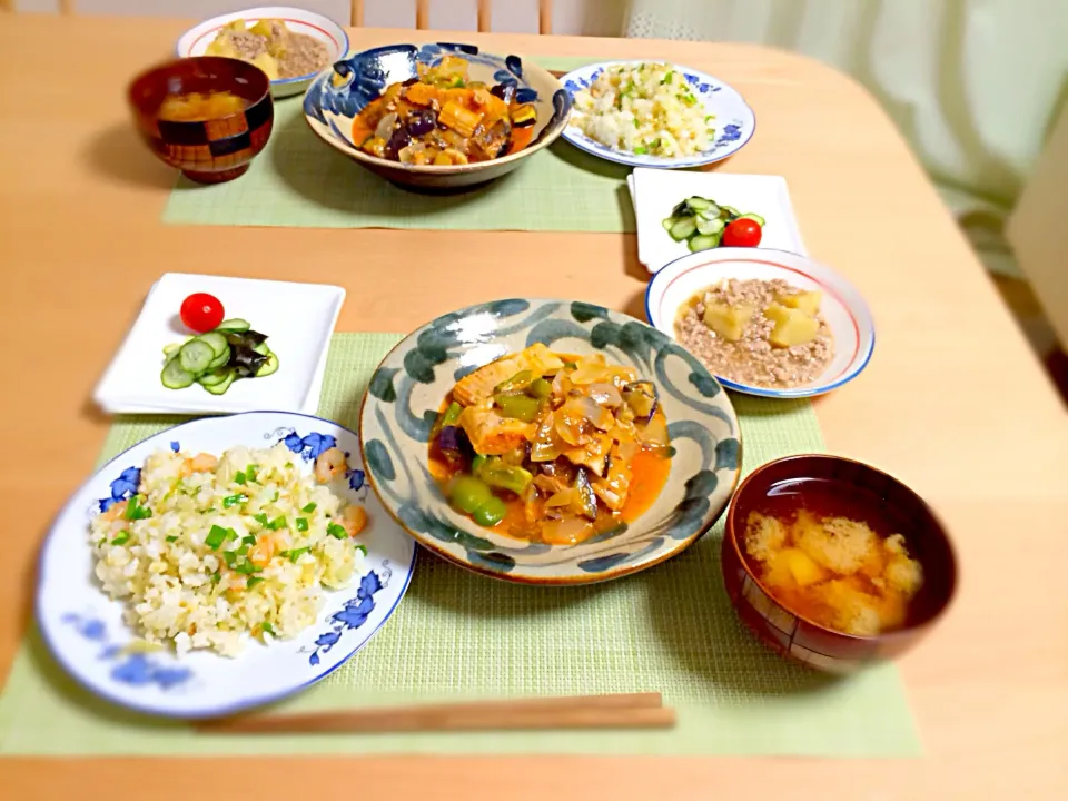 エビピラフ風、ジャガイモのひき肉餡、ジャガイモの味噌汁、きゅうりとわかめの酢の物、鯖の水煮缶と簾麩のトマトソース煮|ひろみさん