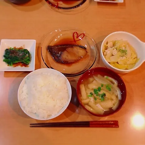 鰤の煮付け、鶏胸肉と白菜のミルフィーユ煮、ほうれん草のお浸し、大根と油揚げの味噌汁|はるさん