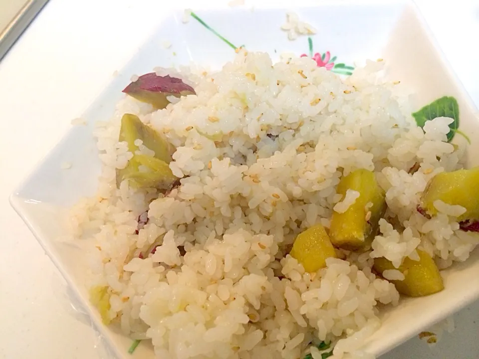 新米でもちもち🍠さつまいもの炊き込みご飯|わたゆみさん